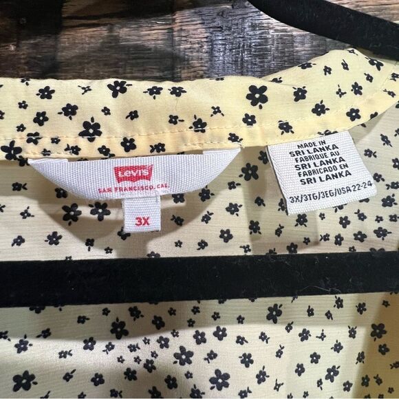 Levi’s Top - Picture 3 of 7